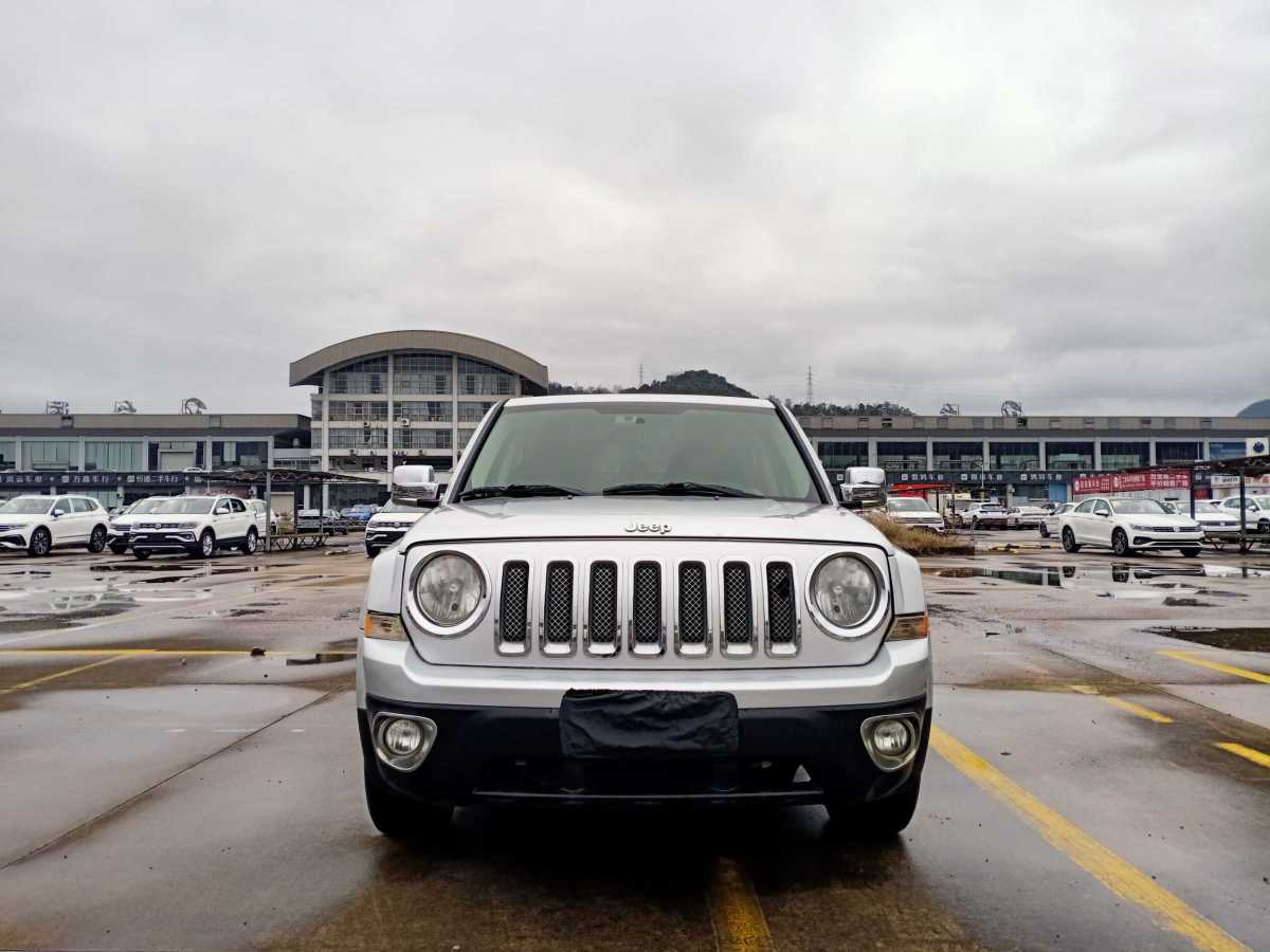 jeep 自由客 2013款 2.4 炫黑运动版图片