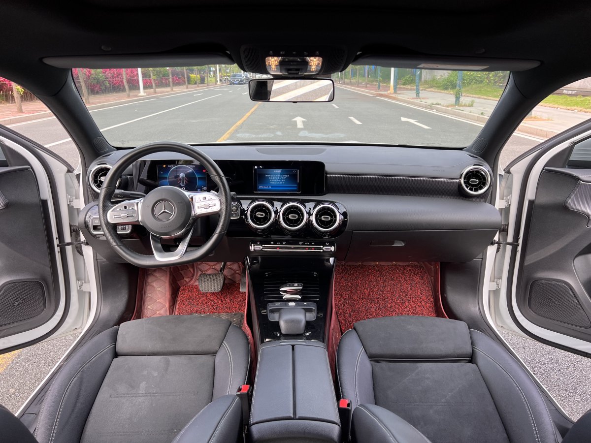 奔驰 奔驰A级  2019款  改款 A 180 L 运动轿车图片