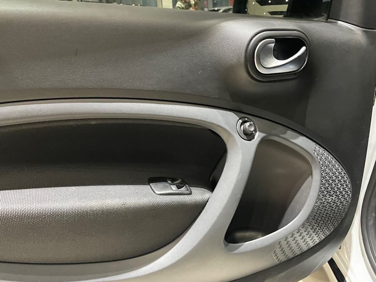 2017年8月smart fortwo  2015款 1.0L 52千瓦硬頂激情版