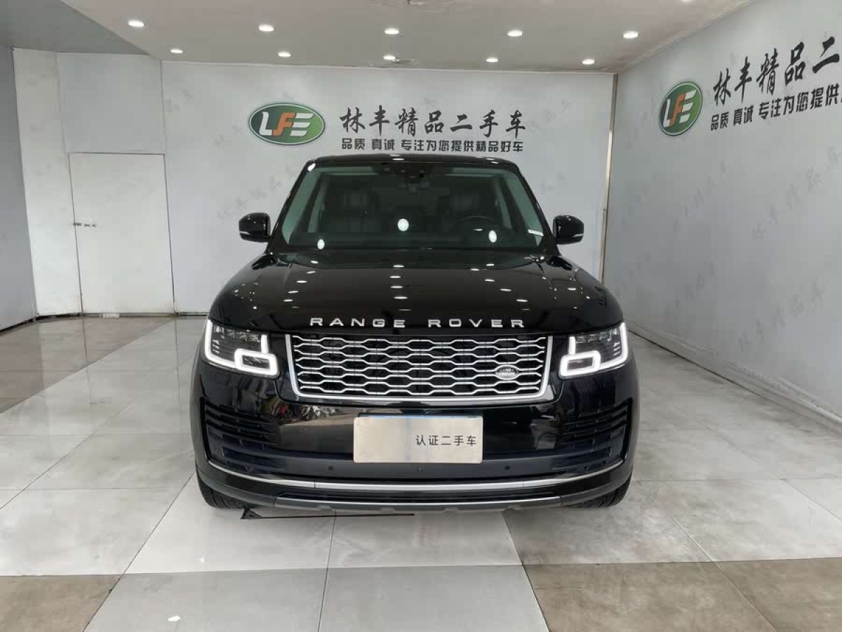 路虎 攬勝  2021款 3.0 L6 傳世加長經(jīng)典版圖片