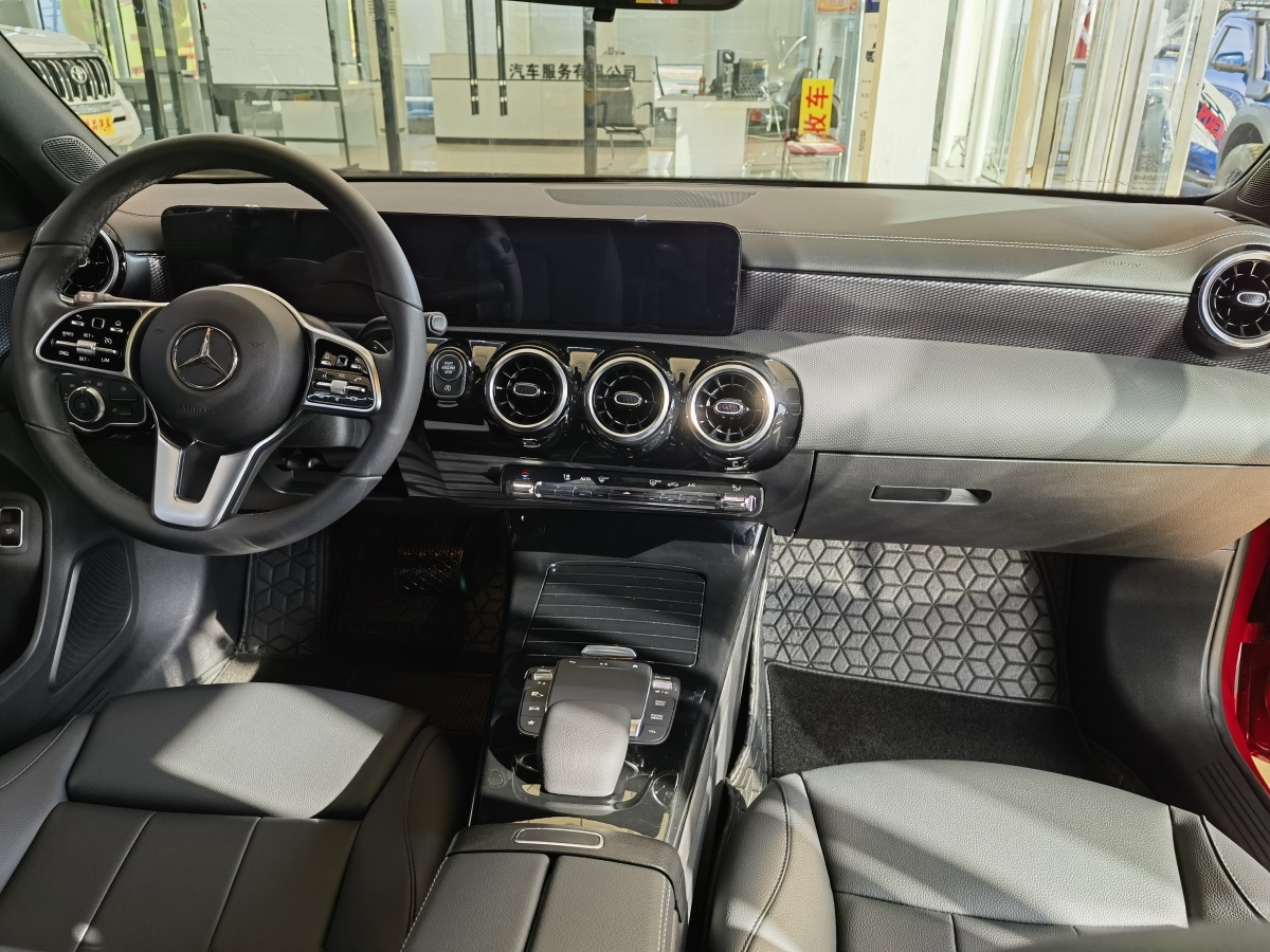 2023年7月奔驰 奔驰A级  2022款 改款 A 200 L 运动轿车动感型