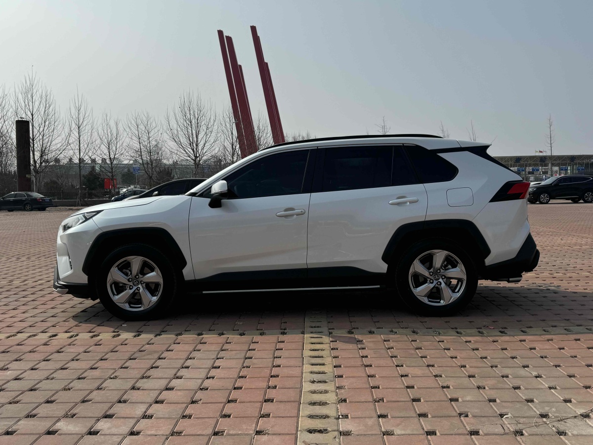 豐田 RAV4  2018款 榮放 2.0L CVT兩驅(qū)風(fēng)尚版圖片