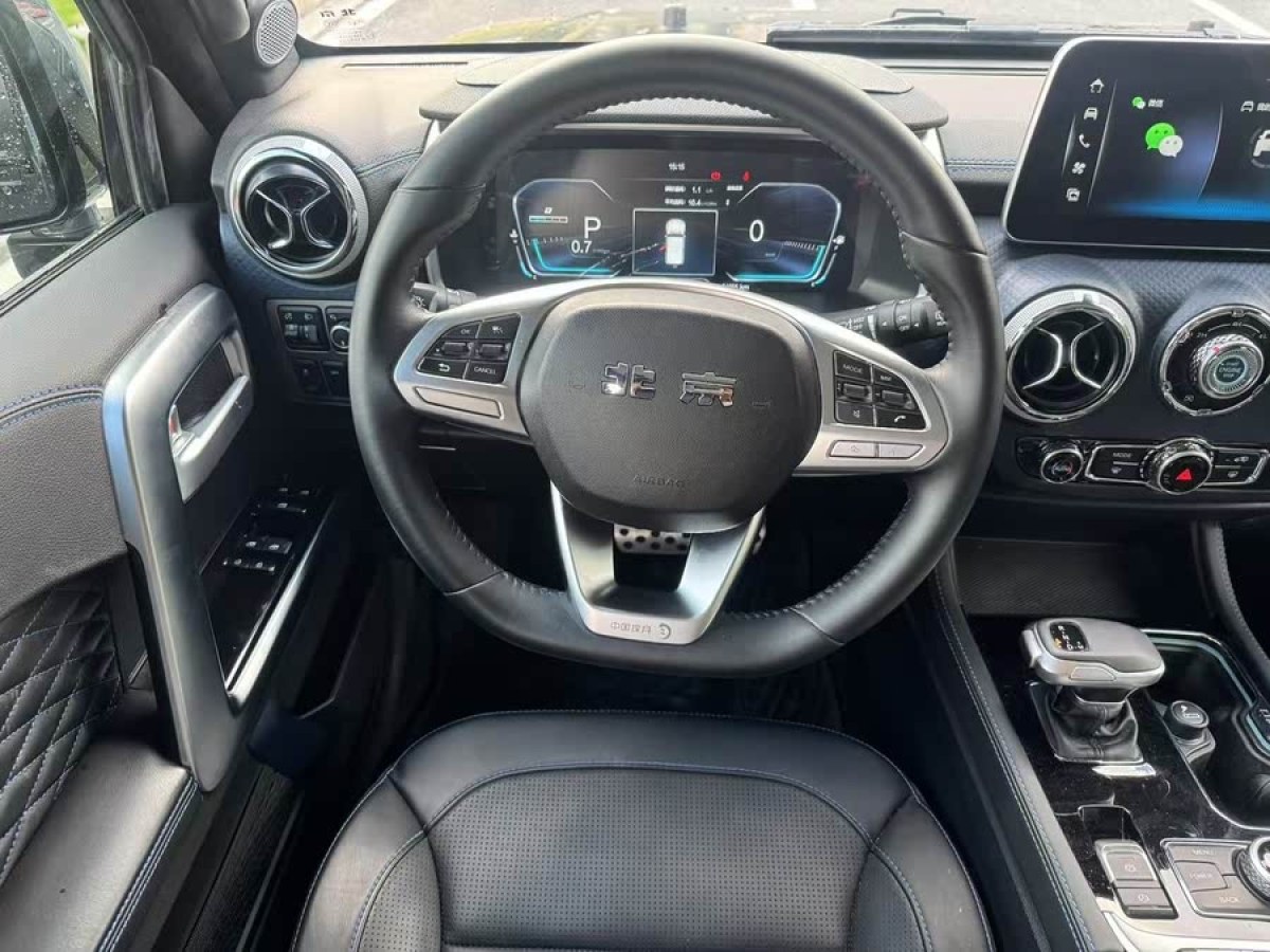 北京 BJ40  2023款 2.0D 自動(dòng)四驅(qū)刀鋒英雄版?zhèn)b客型圖片
