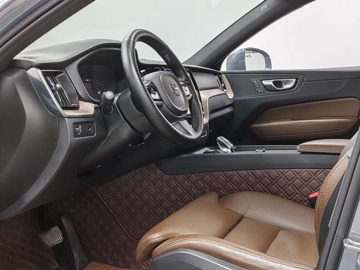 沃爾沃 XC60  2022款 B5 四驅(qū)智遠(yuǎn)豪華版圖片