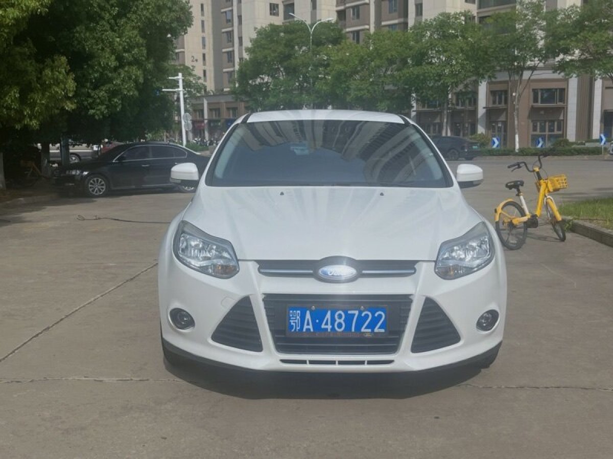 福特 福克斯  2014款 兩廂經(jīng)典 1.8L 自動酷白典藏版圖片