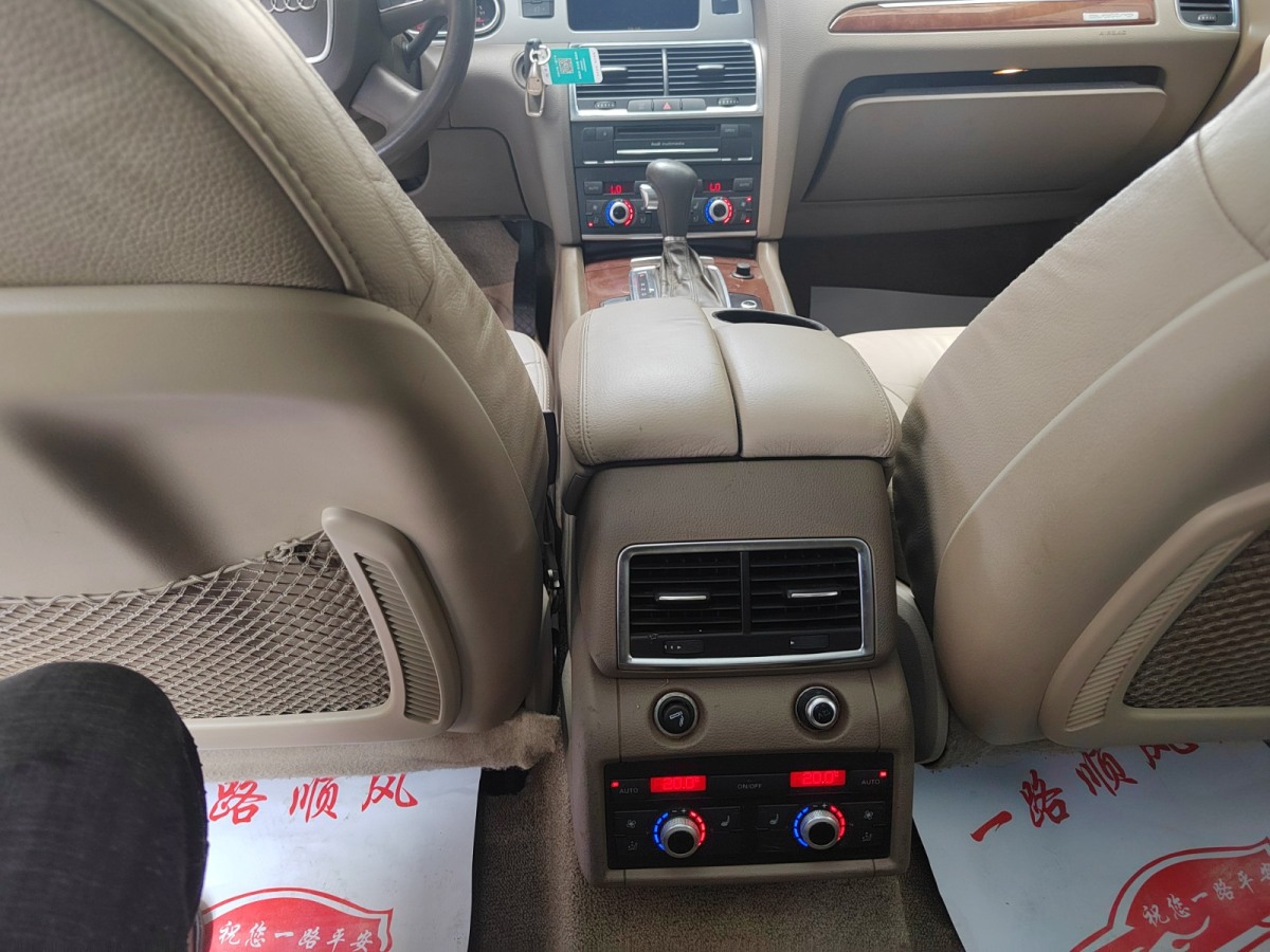 奧迪 奧迪Q7  2010款 3.0 TDI quattro 領(lǐng)先型圖片