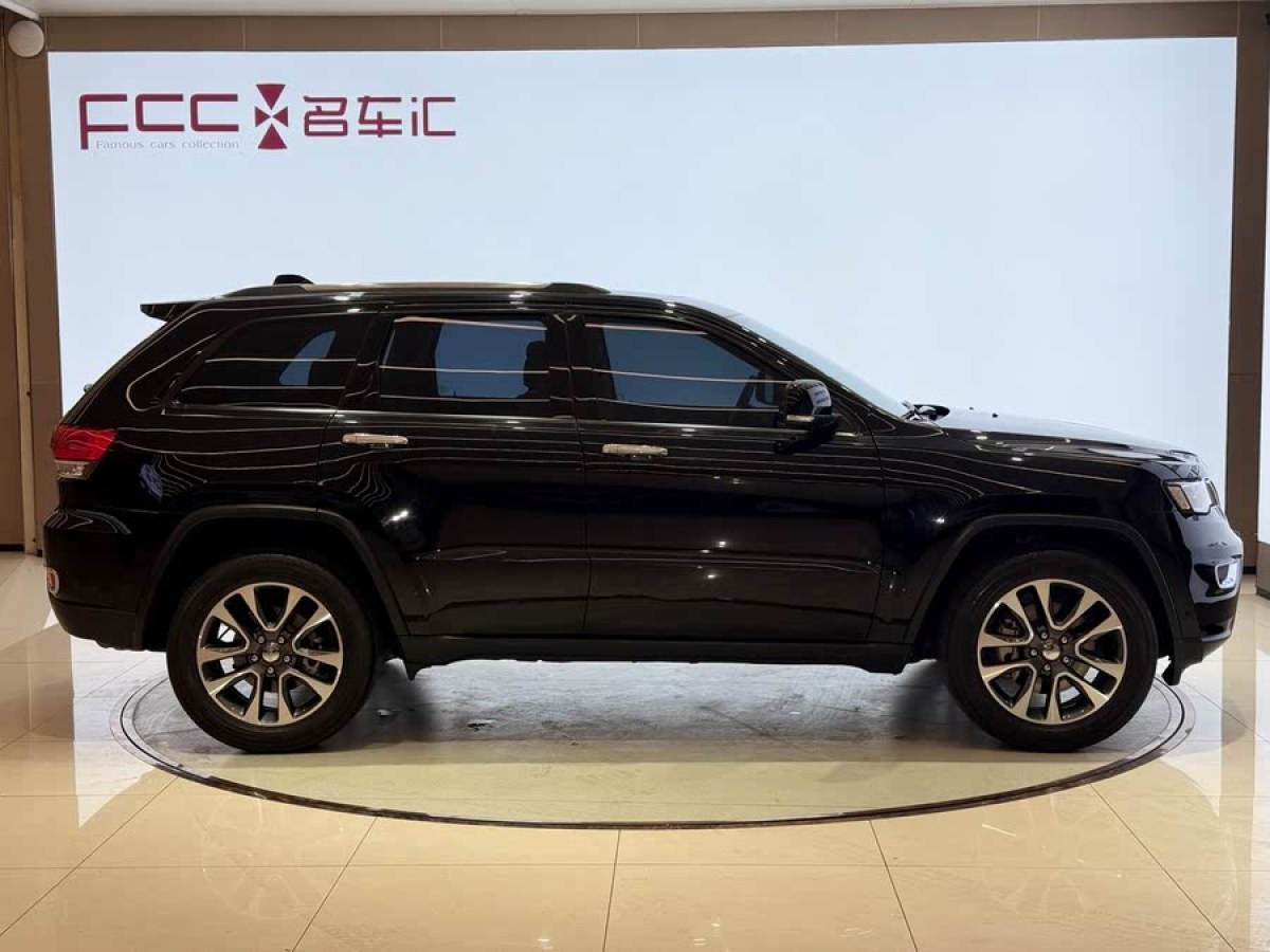 2019年6月Jeep 大切諾基  2017款 3.0L 舒享導(dǎo)航版