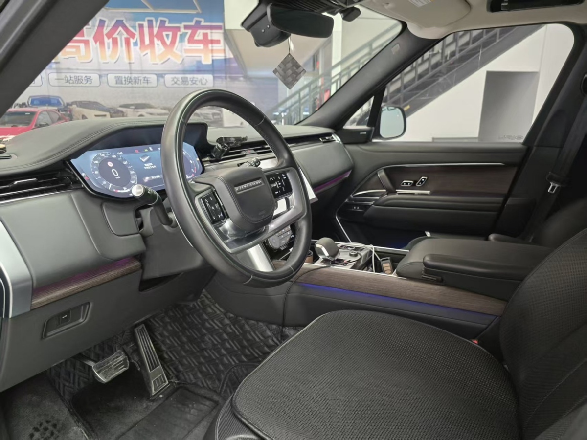 路虎 攬勝  2023款 改款 3.0 L6 400PS 盛世加長(zhǎng)版圖片
