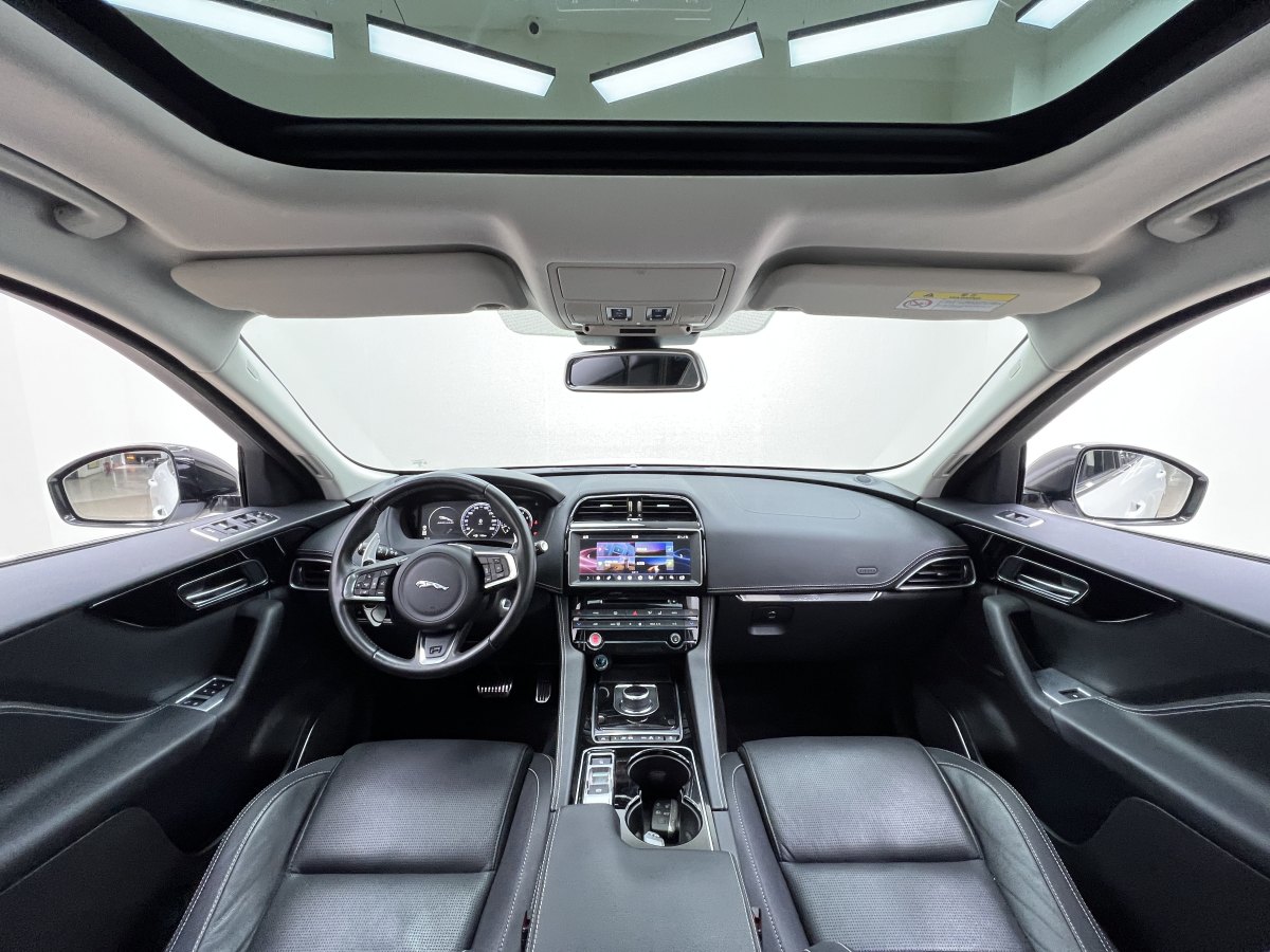 2017年3月捷豹 F-PACE  2016款 2.0T 兩驅(qū)R-Sport運(yùn)動(dòng)版