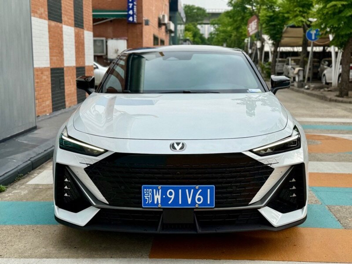 長安 長安UNI-V  2023款 1.5T 尊貴型圖片