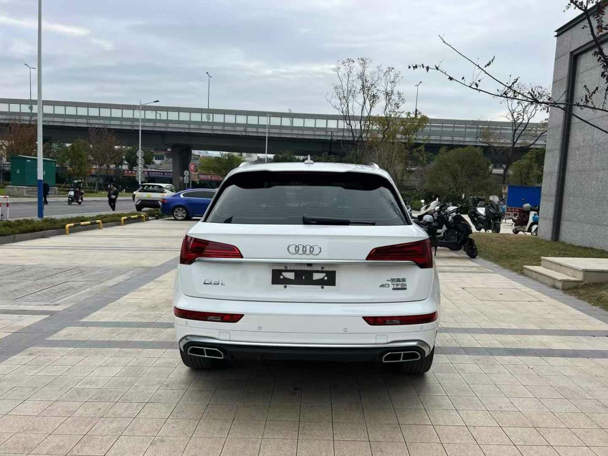 奧迪 奧迪Q5 e-tron  2022款 40 e-tron 星耀型 機(jī)甲套裝圖片