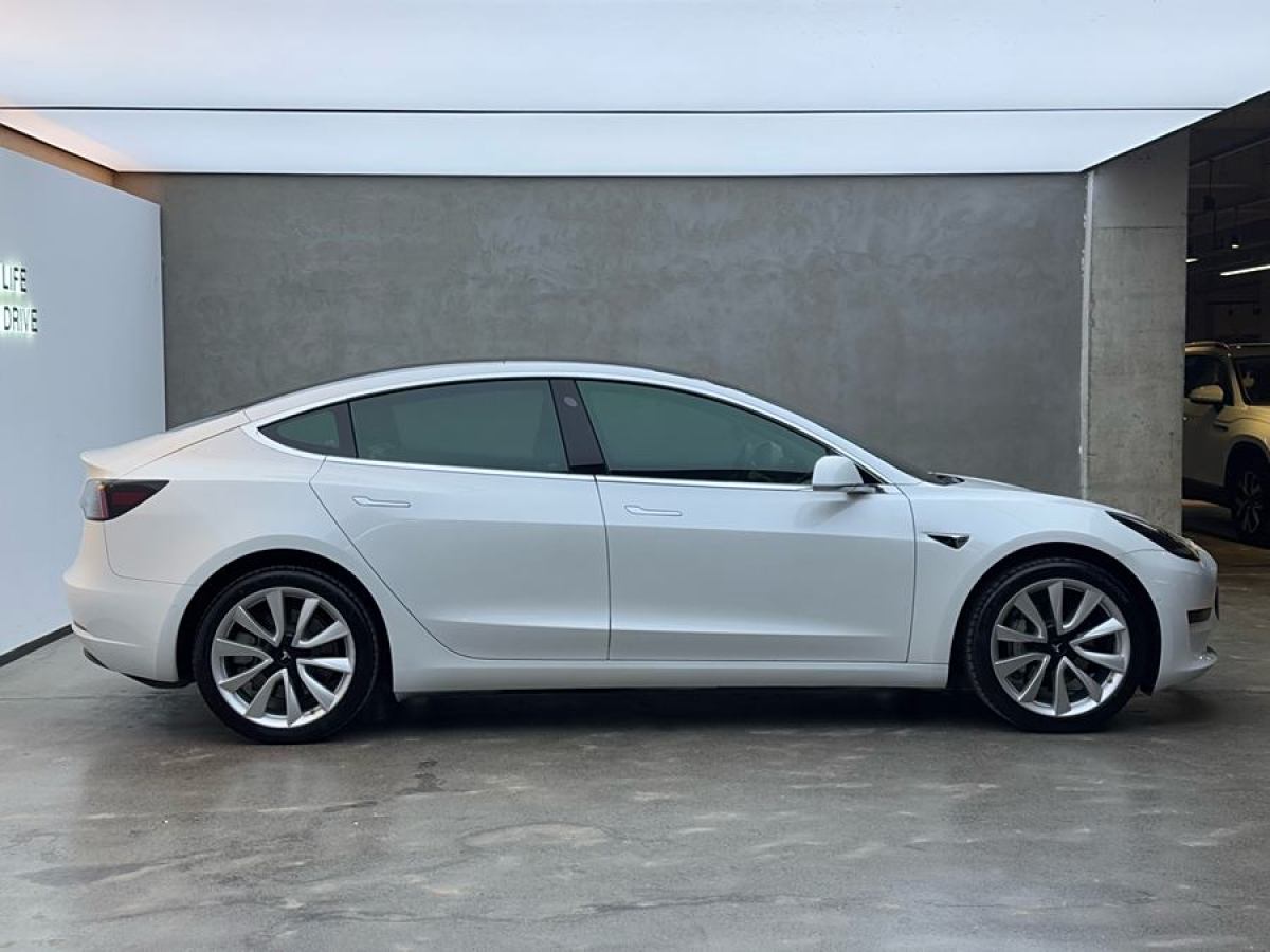 特斯拉 Model 3  2020款 改款 標(biāo)準(zhǔn)續(xù)航后驅(qū)升級版圖片