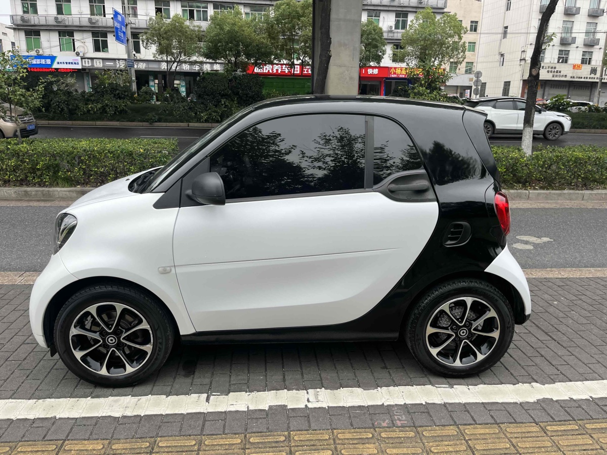 2017年5月smart fortwo  2017款 1.0L 52千瓦魅藍特別版