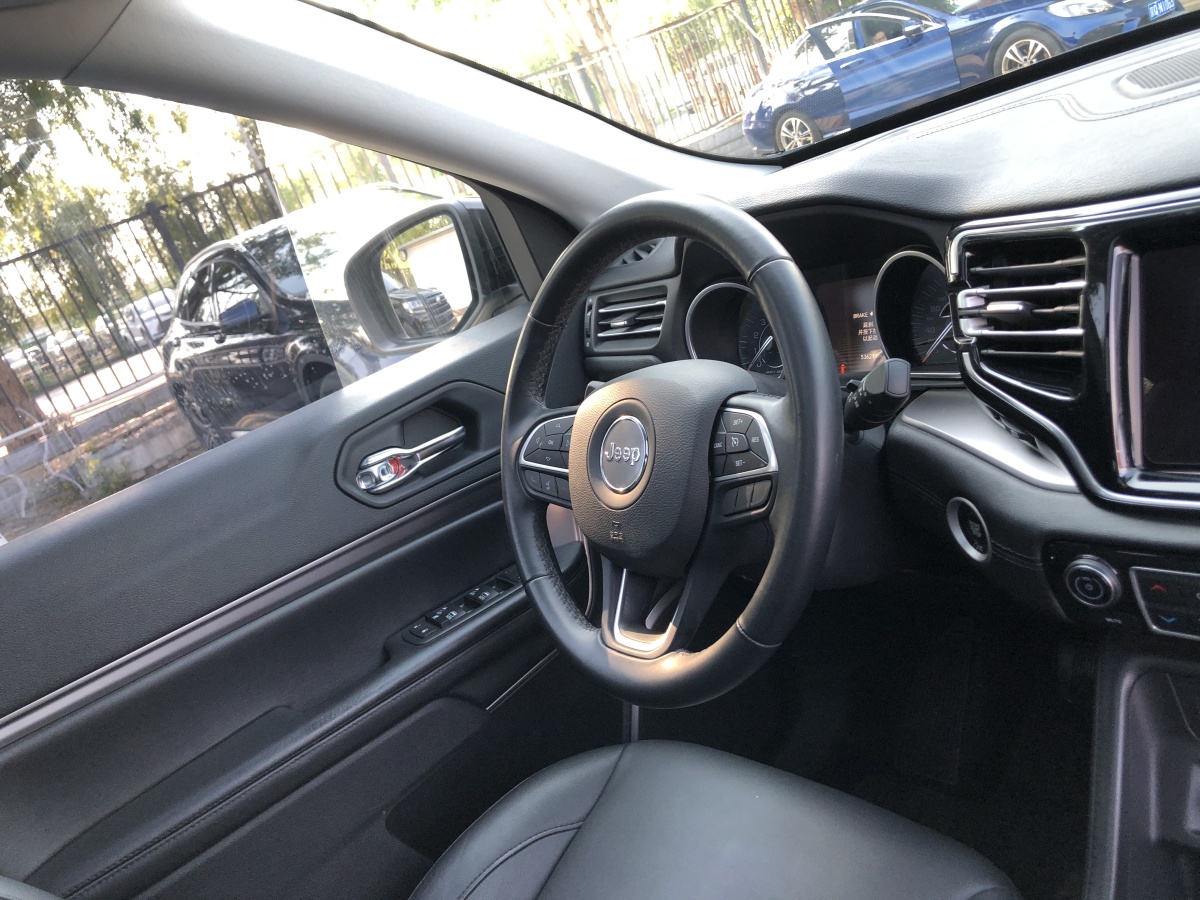 Jeep 指揮官  2018款 2.0T 兩驅(qū)進(jìn)享版圖片