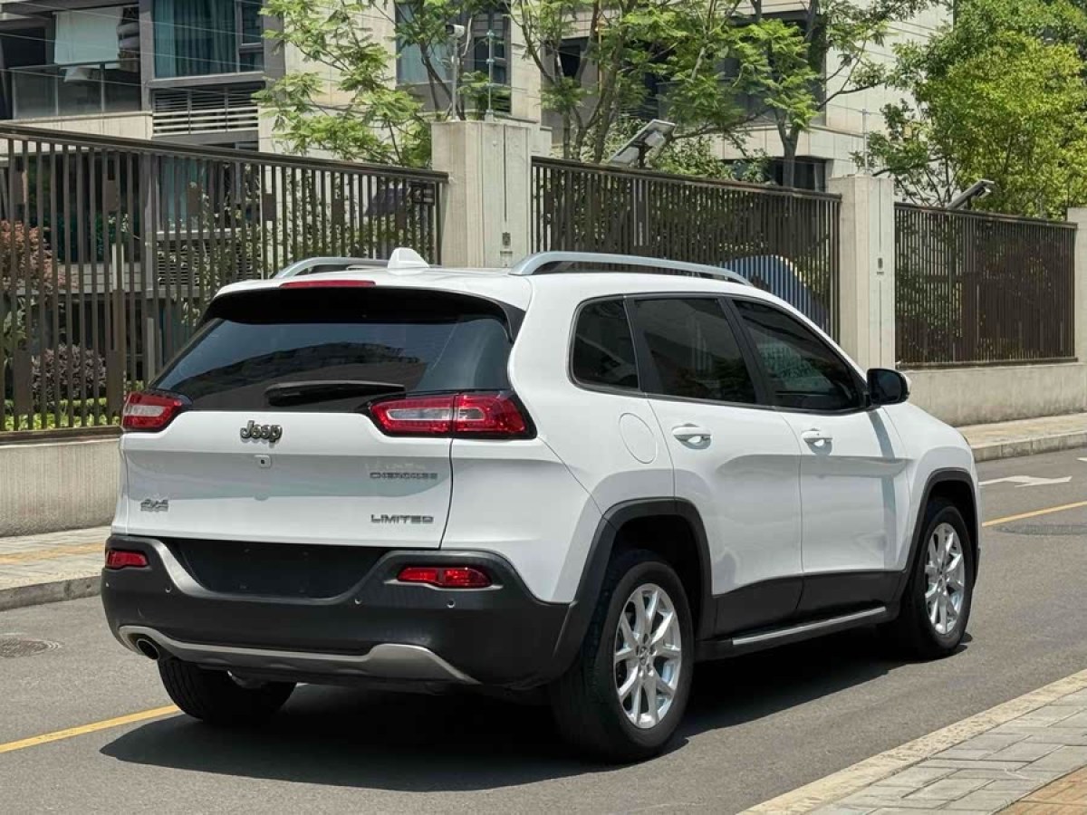 Jeep 自由光  2017款 2.0L 優(yōu)越版圖片