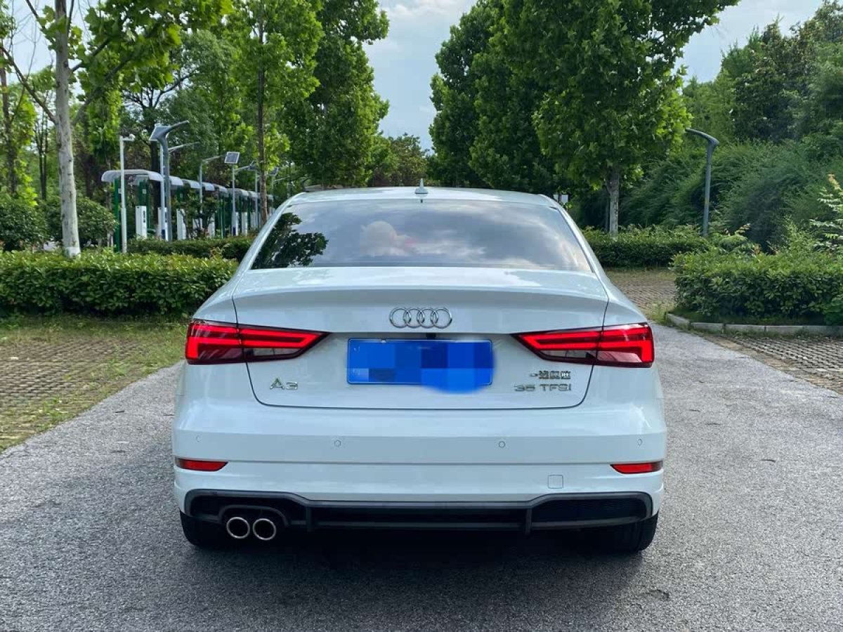 奧迪 奧迪A3  2018款 30周年年型 Limousine 35 TFSI 運(yùn)動(dòng)型圖片