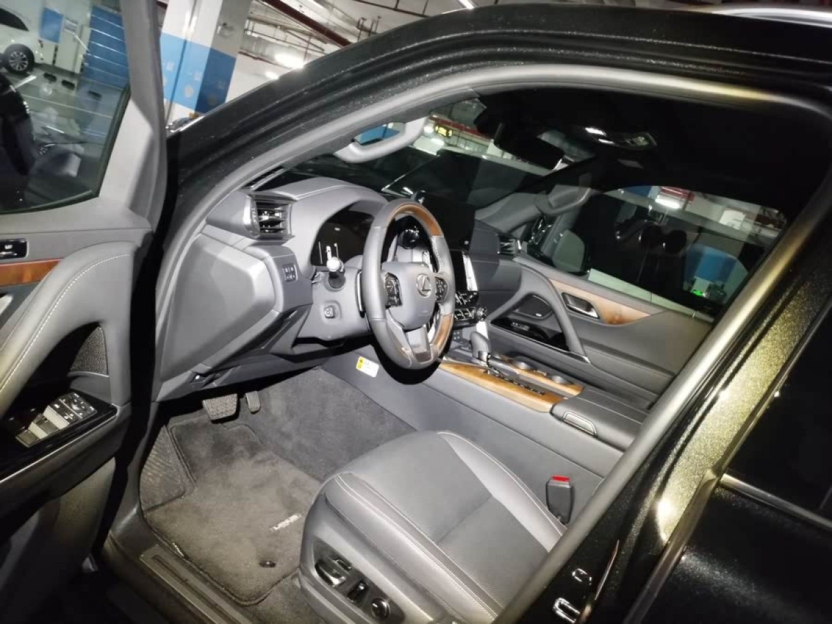 雷克薩斯 LX  2025款 700h 領(lǐng)界版圖片