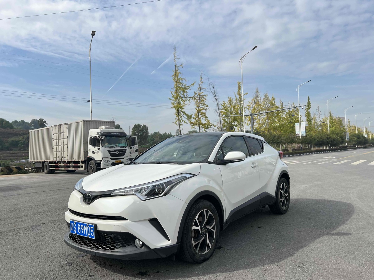 豐田 C-HR  2018款 2.0L 領(lǐng)先天窗版 國V圖片