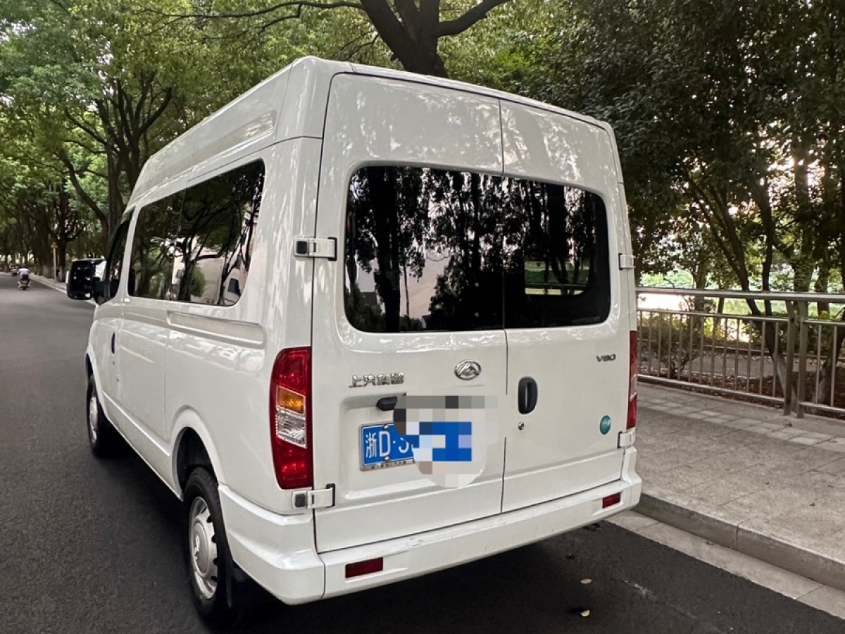 上汽大通 V80  2023款 2.0T 手動經(jīng)典傲運通動力版短軸中頂5/6座圖片