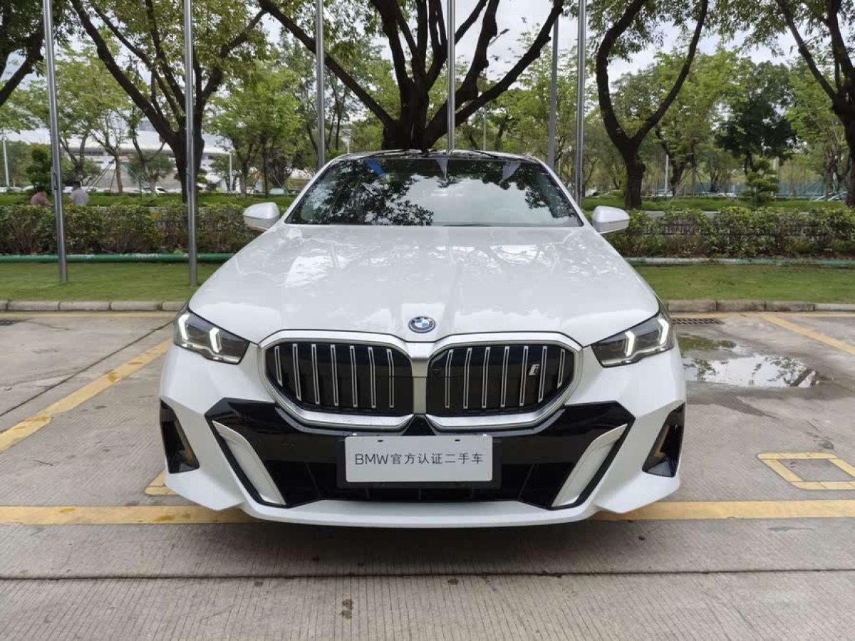 寶馬 寶馬i5  2024款 eDrive 35L 尊享型 M運(yùn)動套裝圖片
