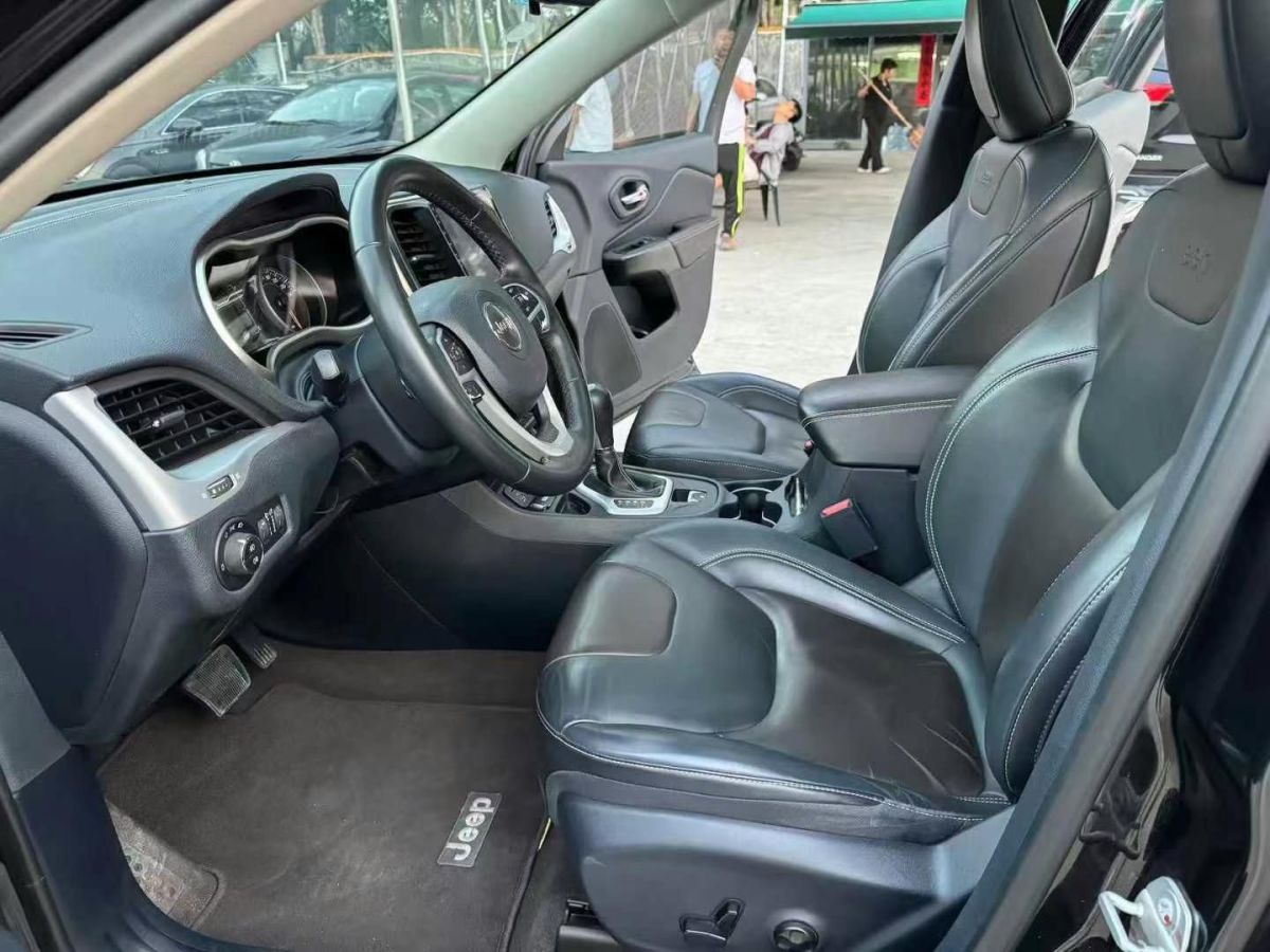 Jeep 自由光  2017款 2.0L 優(yōu)越版圖片