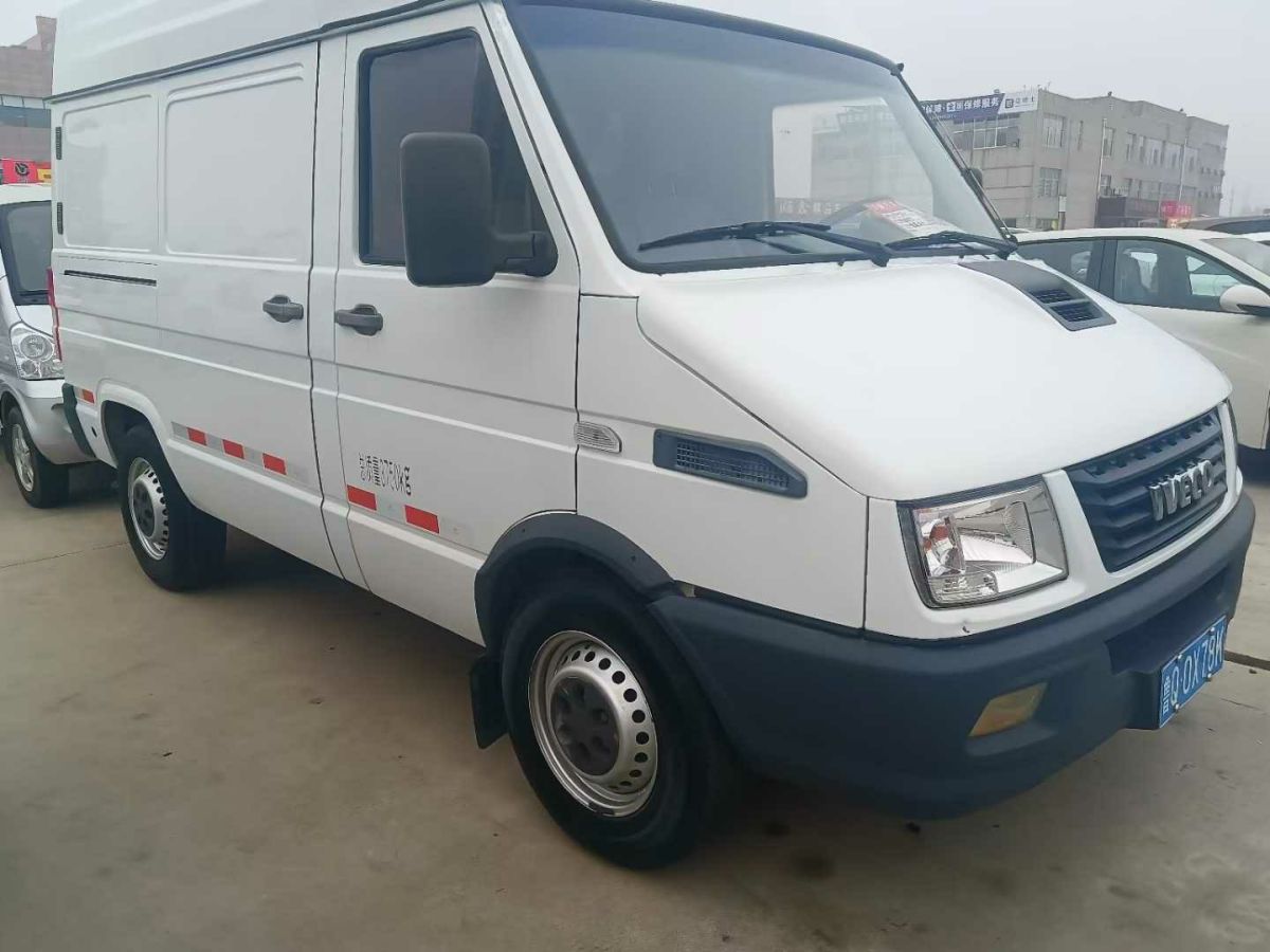 依維柯 得意  2022款 2.5T A37 M1客車 5-9座長軸中頂雙胎手動門圖片