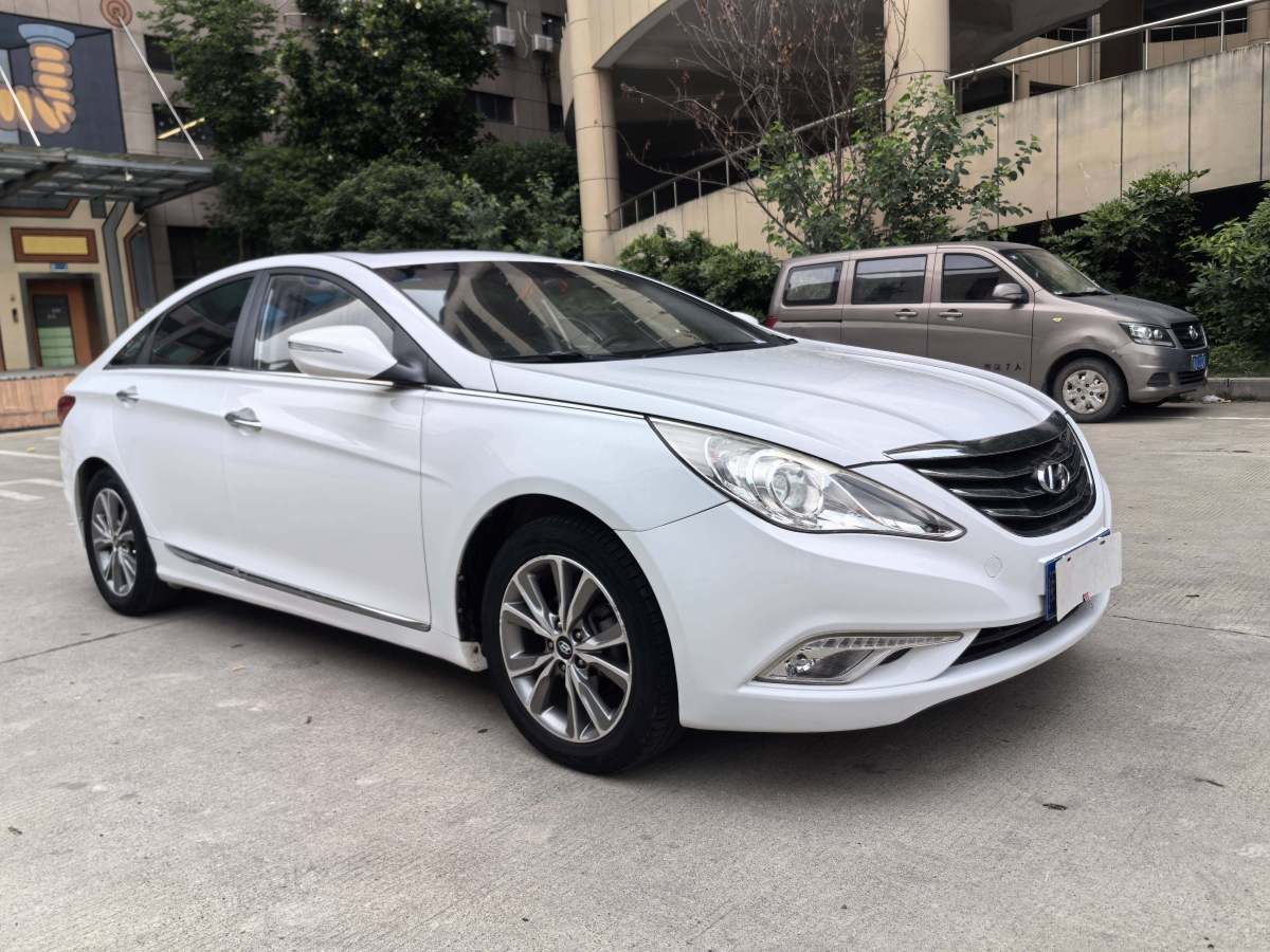 現(xiàn)代 索納塔  2015款 經(jīng)典 2.0L 自動豪華版圖片