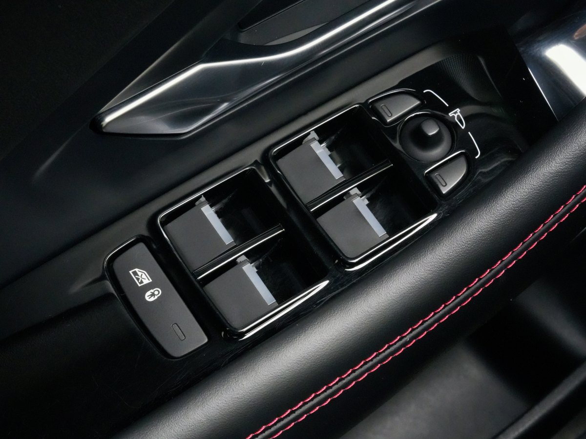 捷豹 E-PACE  2018款 P200 首發(fā)限量版圖片