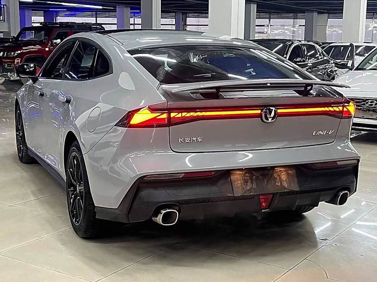 長(zhǎng)安 長(zhǎng)安UNI-V  2022款 1.5T 智慧領(lǐng)航型圖片