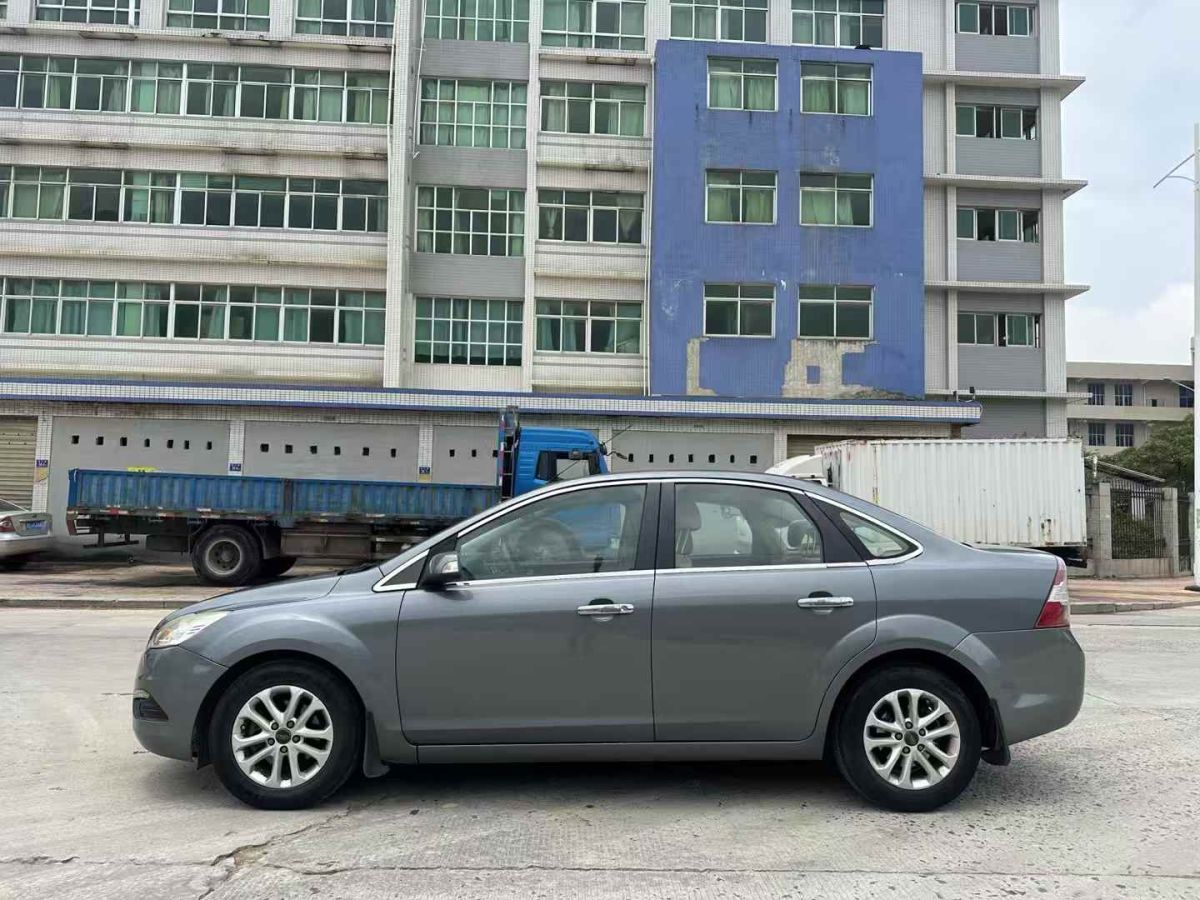 福特 福克斯  2013款 三廂經(jīng)典 1.8L 自動(dòng)基本型圖片