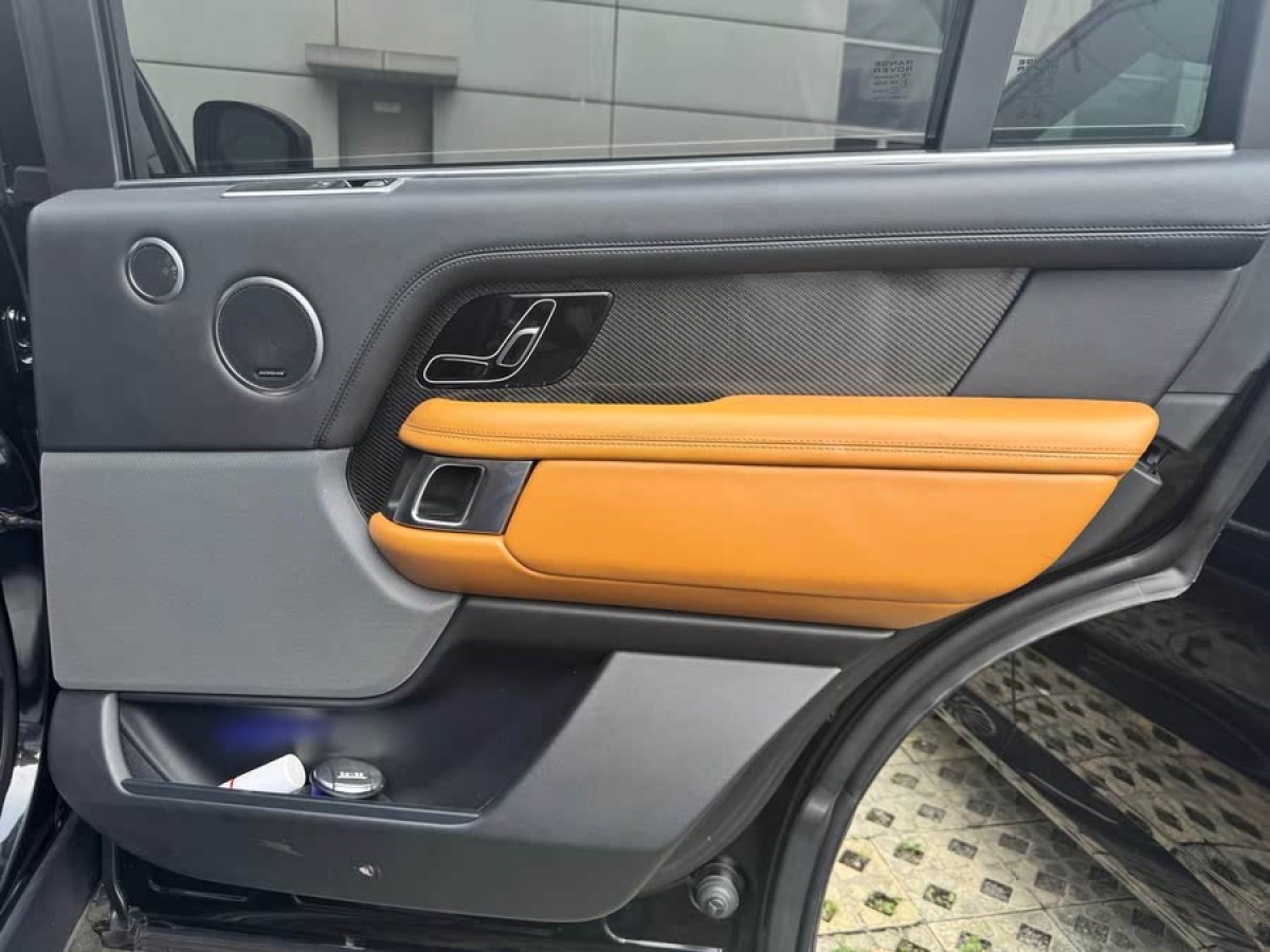 路虎 攬勝  2022款 3.0 L6 400PS 傳世加長經(jīng)典版圖片