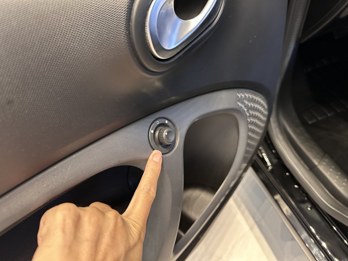 2018年9月smart fortwo  2018款 1.0L 52千瓦硬頂激情版