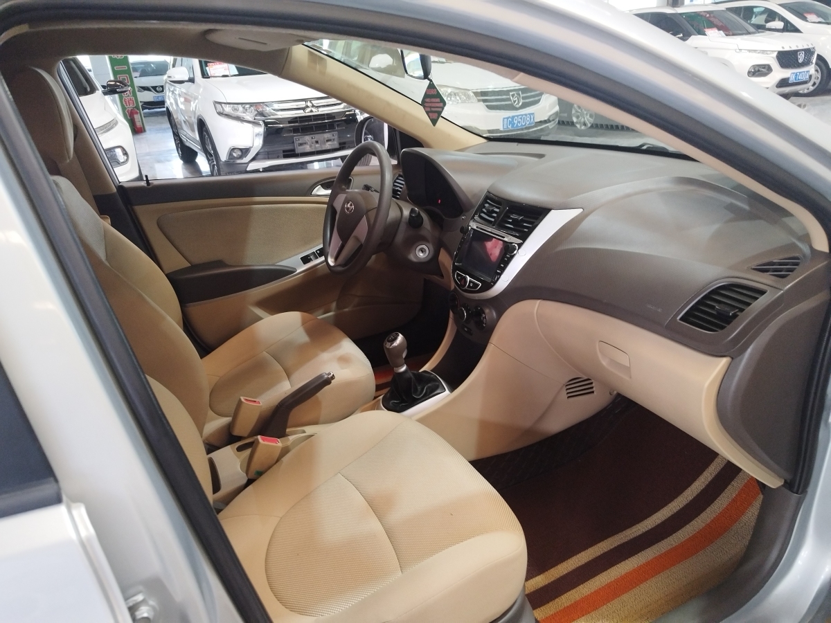2011年4月现代 瑞纳  2010款 三厢 1.4L 手动舒适型GS