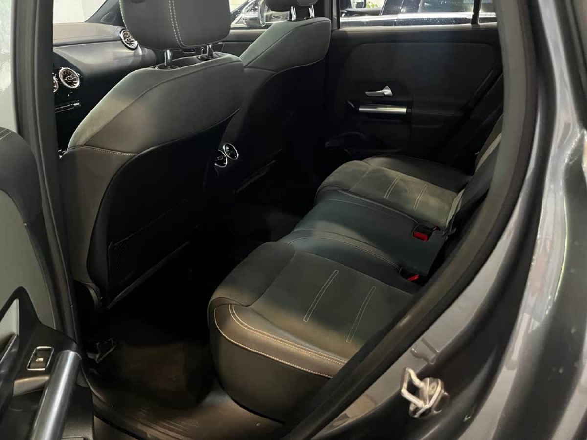 奔馳 奔馳EQA  2022款 EQA 300 4MATIC 首發(fā)特別版圖片