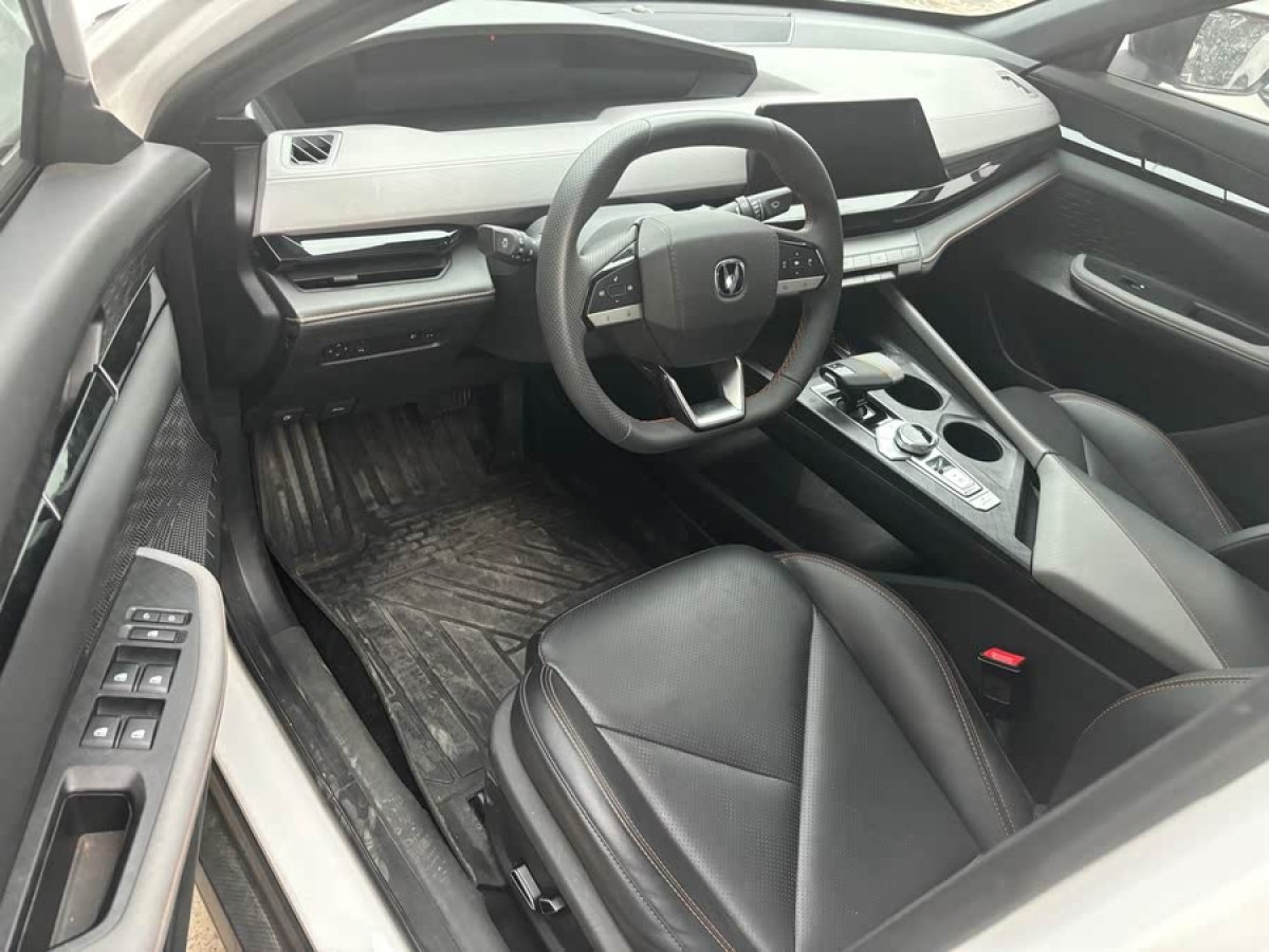 長安 長安UNI-V  2022款 1.5T 尊貴型圖片