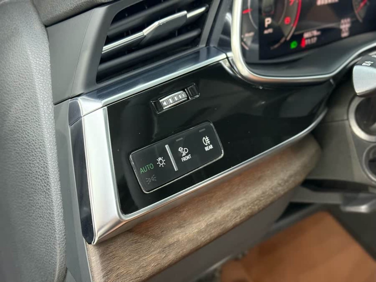 奧迪 奧迪Q7  2024款 45 TFSI quattro S line運(yùn)動(dòng)型圖片