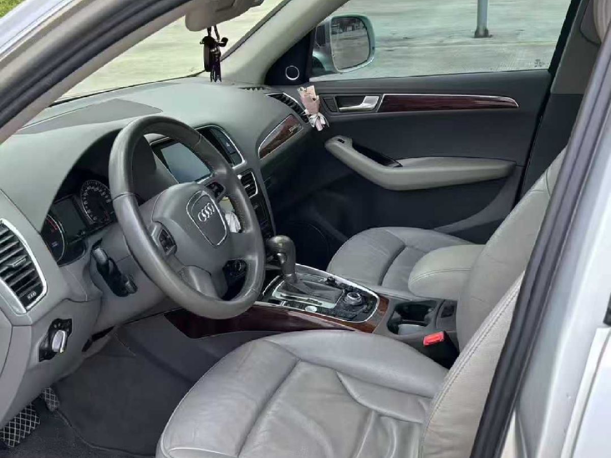 奧迪 奧迪Q5  2010款 Q5 2.0TSI 首發(fā)限量版運(yùn)動(dòng)版圖片