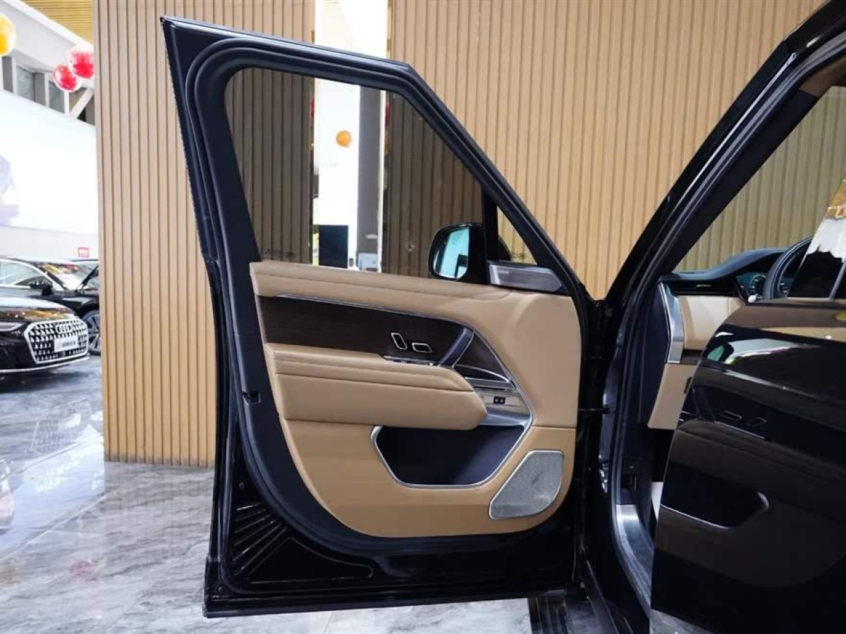 路虎 攬勝  2023款 改款 3.0 L6 400PS 盛世加長(zhǎng)版圖片