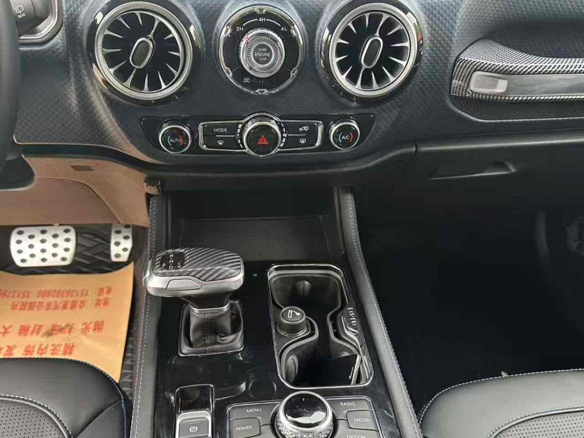 北京 BJ40  2023款 2.0D 自動(dòng)四驅(qū)刀鋒英雄版?zhèn)b客型圖片