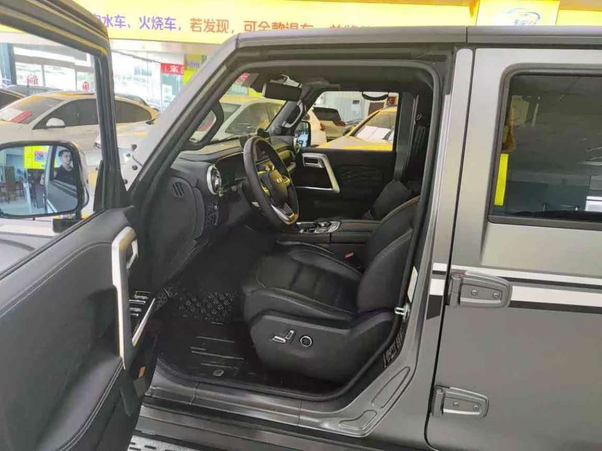 北京 BJ40  2023款 2.0T 自動(dòng)四驅(qū)城市獵人版?zhèn)b客型圖片