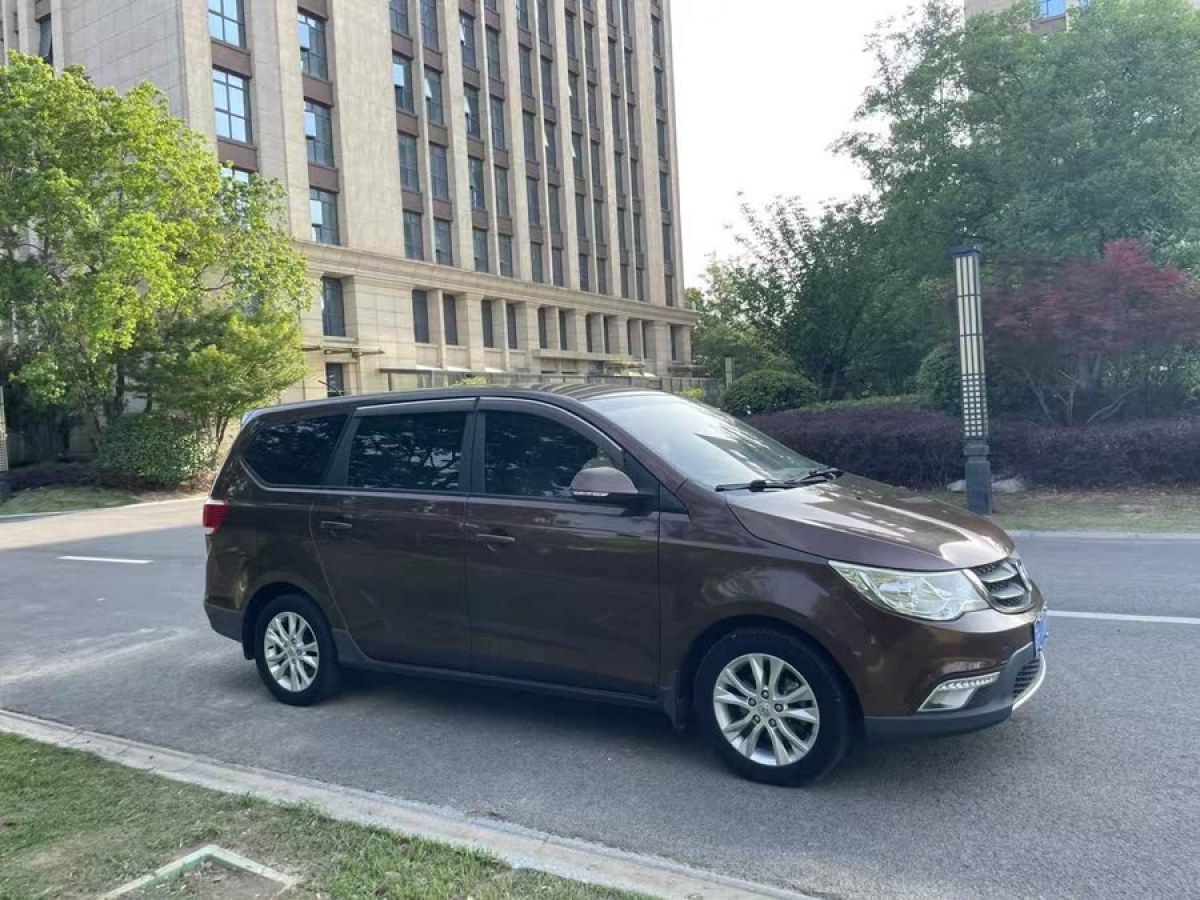 寶駿 730  2014款 1.5L 手動(dòng)標(biāo)準(zhǔn)型 7座圖片