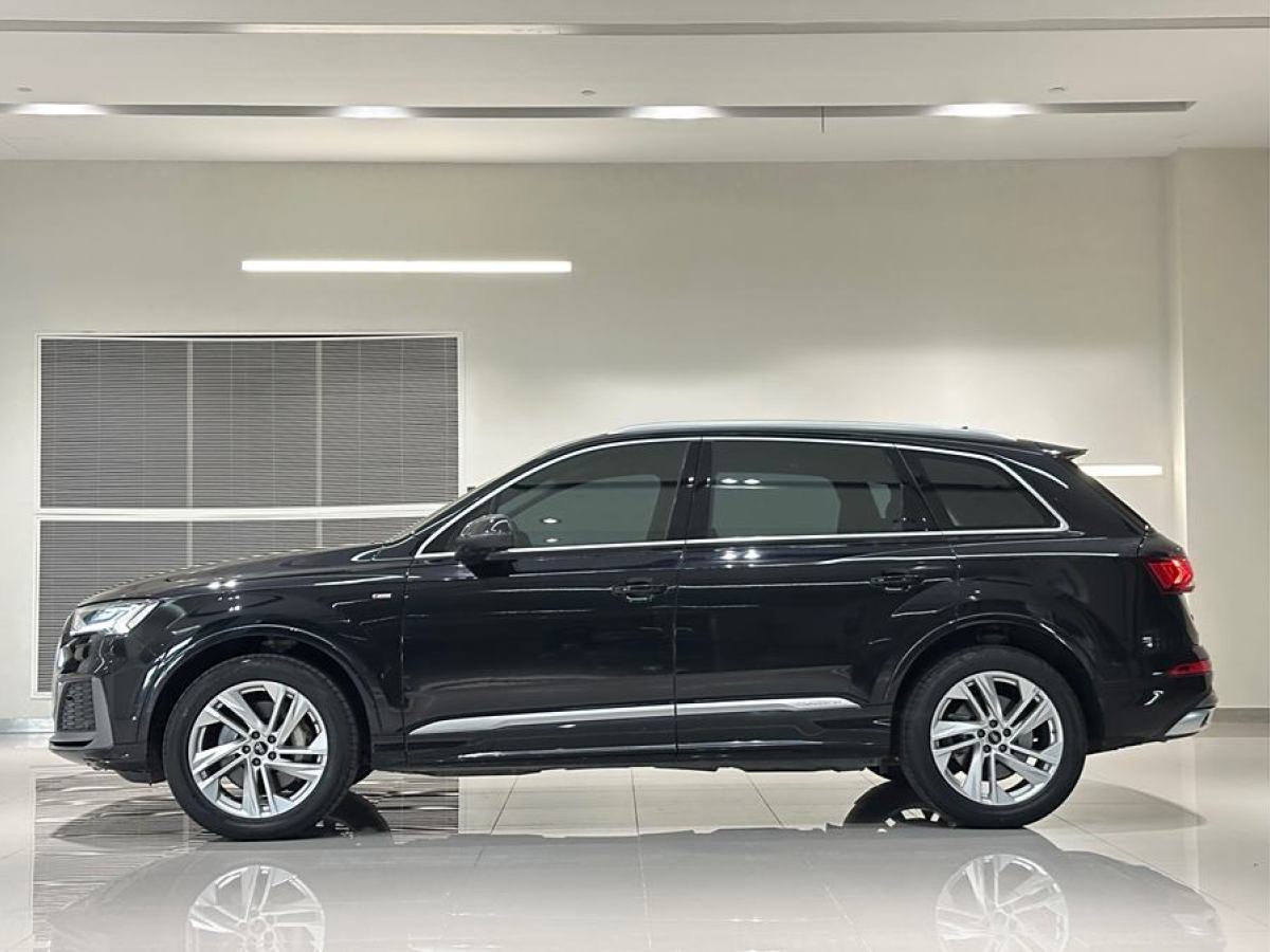 奧迪 奧迪Q7  2024款 45 TFSI quattro S line運(yùn)動(dòng)型圖片