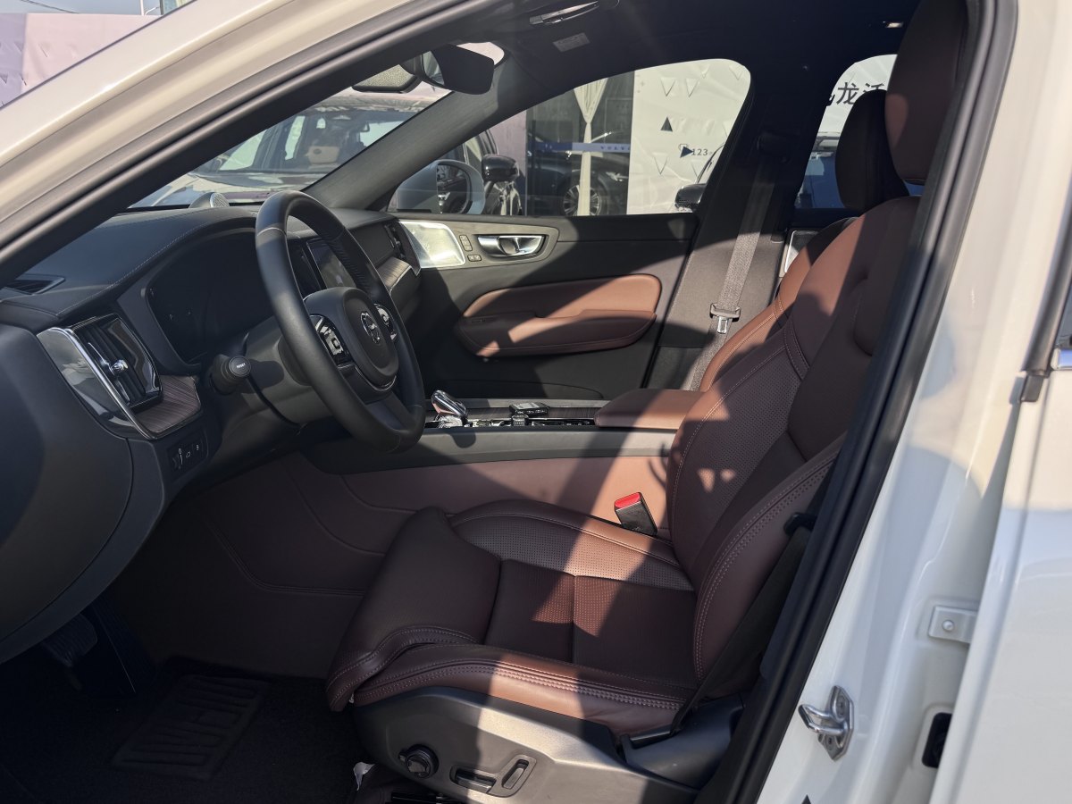 沃爾沃 XC60新能源  2022款 改款 T8 插電混動 四驅(qū)智雅豪華版圖片