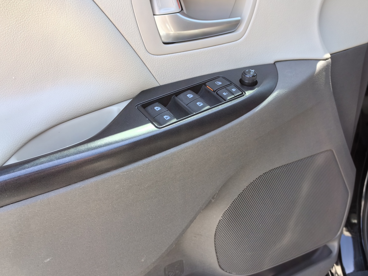 丰田 塞纳  2017款 3.5 LE 两驱8座 美规版图片