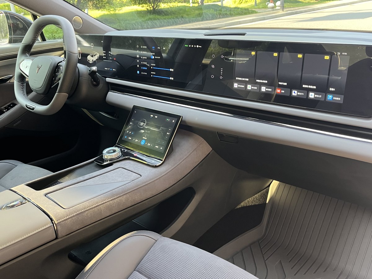 嵐圖 嵐圖追光  2024款 PHEV 四驅(qū)超長(zhǎng)續(xù)航旗艦版圖片