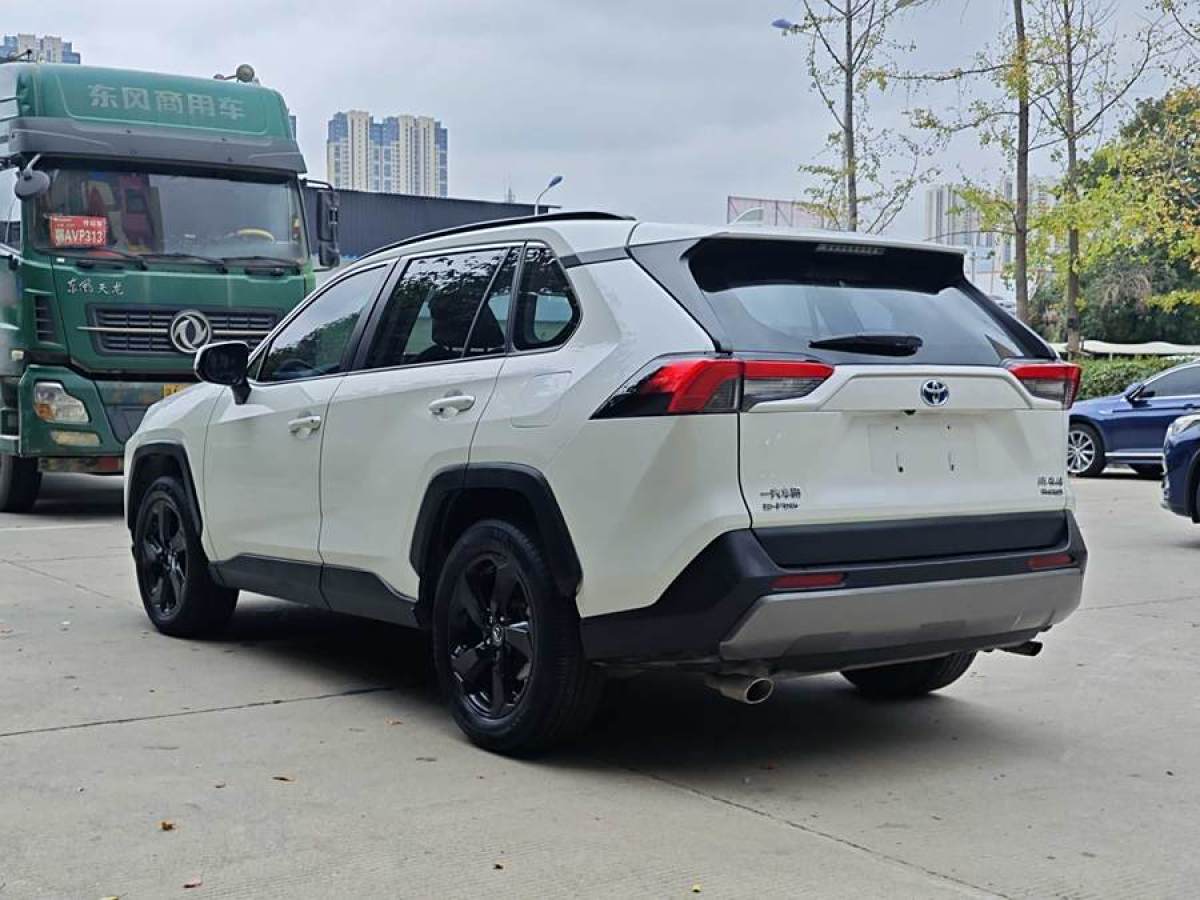 2021年4月豐田 RAV4榮放  2021款 改款 雙擎 2.5L CVT四驅(qū)精英PLUS版