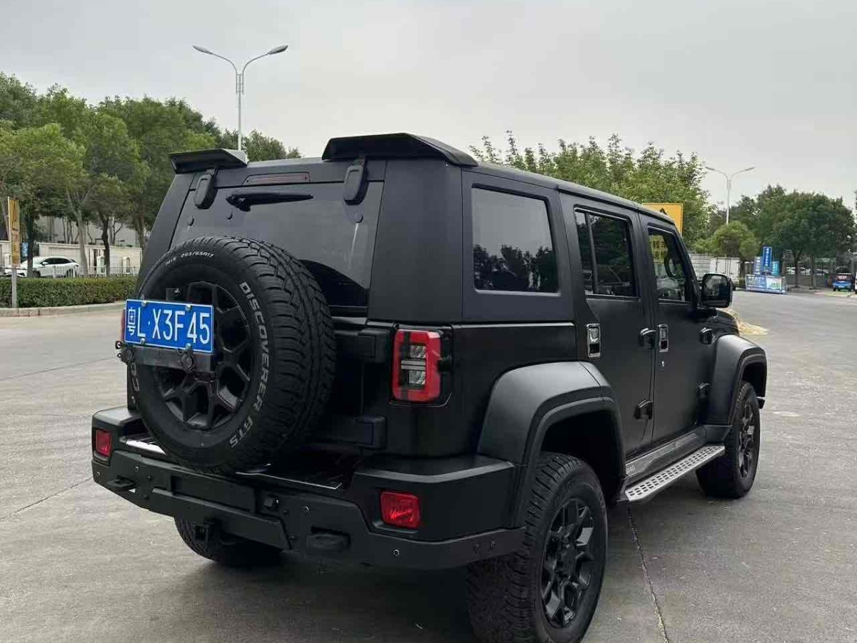 北京 BJ40  2023款 2.0D 自動(dòng)四驅(qū)刀鋒英雄版?zhèn)b客型圖片