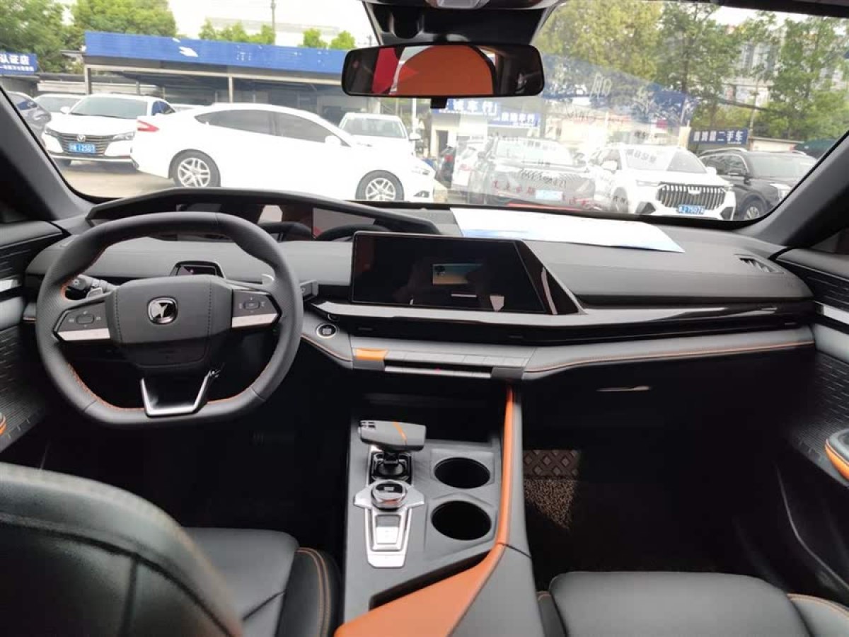 長安 長安UNI-V  2022款 1.5T 尊貴型圖片
