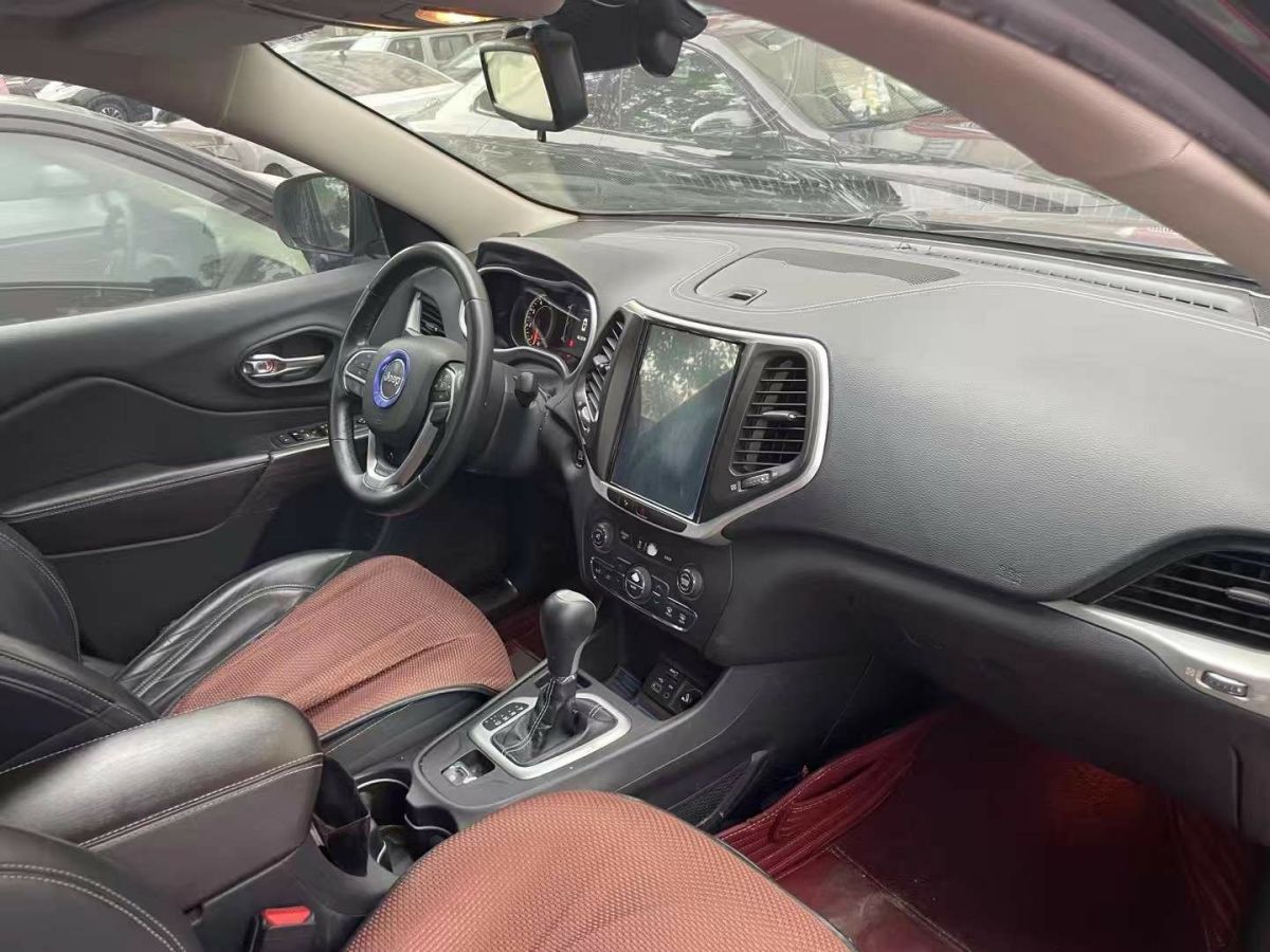 Jeep 自由光  2016款 2.0L 優(yōu)越版圖片