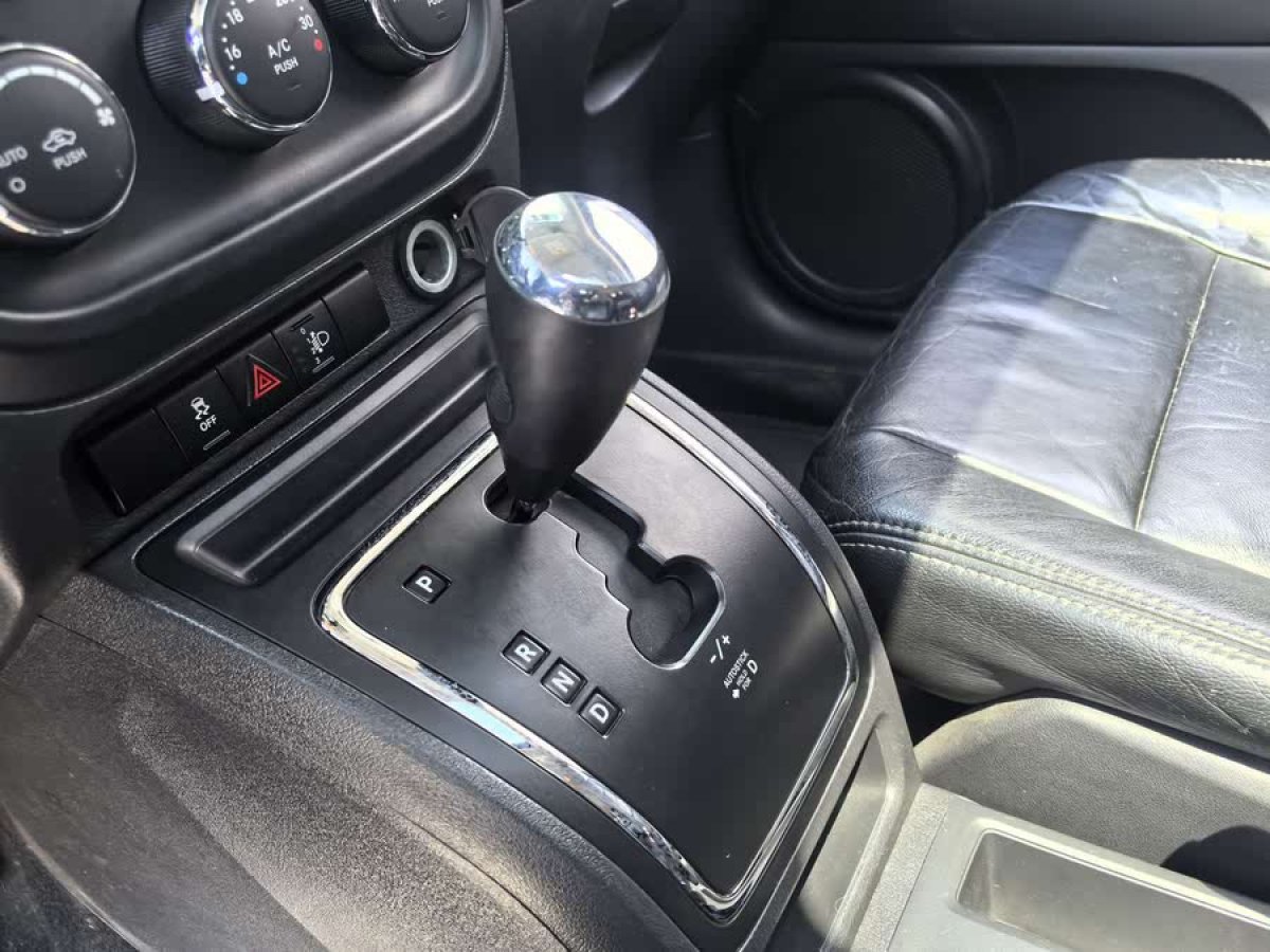 Jeep 自由客  2014款 2.4L 運(yùn)動(dòng)版圖片